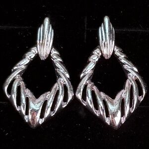 Pretty vintage Silvertone pierced earrings